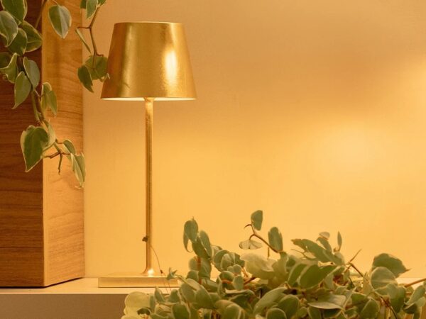 Iluminação com eficiência: por que investir em uma luminária LED de mesa