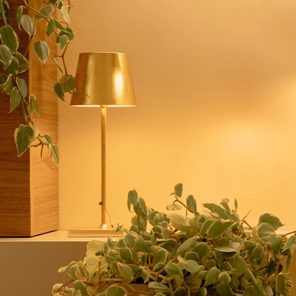 Iluminação com eficiência: por que investir em uma luminária LED de mesa