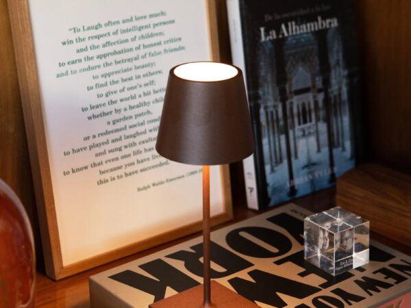 Iluminando Seu Mundo: Como Escolher Luminárias de Mesa, Luminárias Externas Solares e Luminárias de Escritório