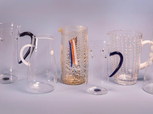 Da Cozinha ao Jardim: Vasos, Garrafas e Jarras de Vidro que Transformam Cenários