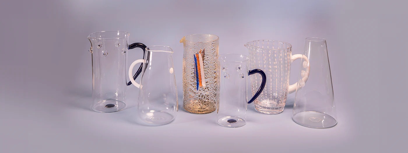 Da Cozinha ao Jardim: Vasos, Garrafas e Jarras de Vidro que Transformam Cenários