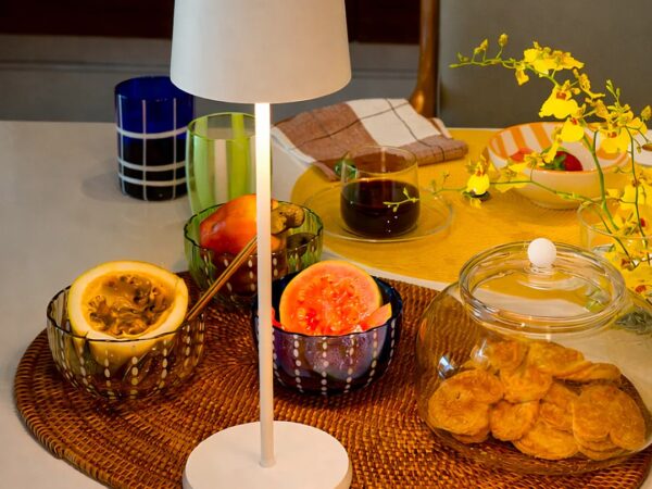 Dando Destaque à Mesa Posta: Como Combinar com Luminárias de Mesa