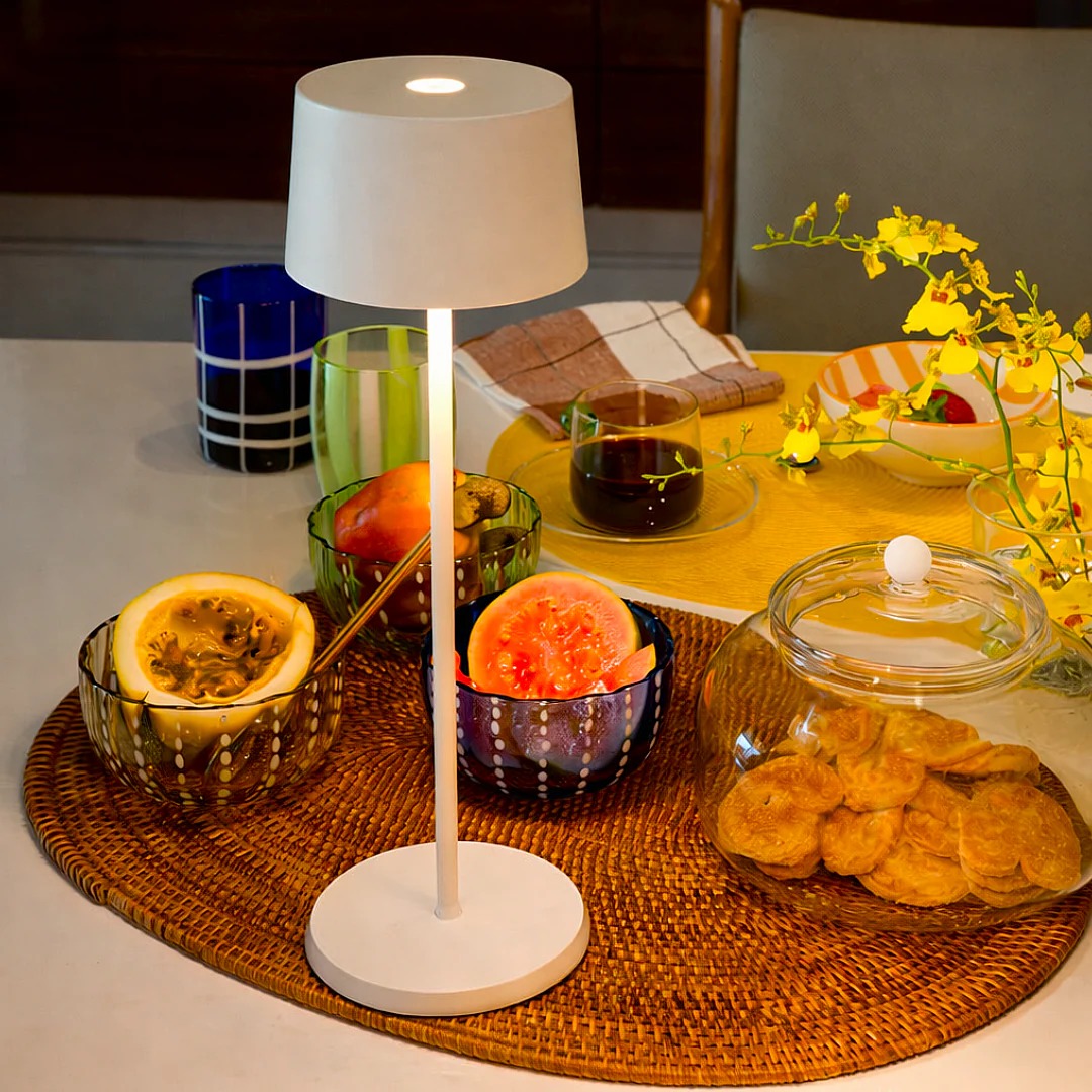 Dando Destaque à Mesa Posta: Como Combinar com Luminárias de Mesa
