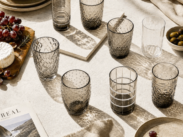 Mesa posta moderna: como combinar louças, copos, taças e iluminação